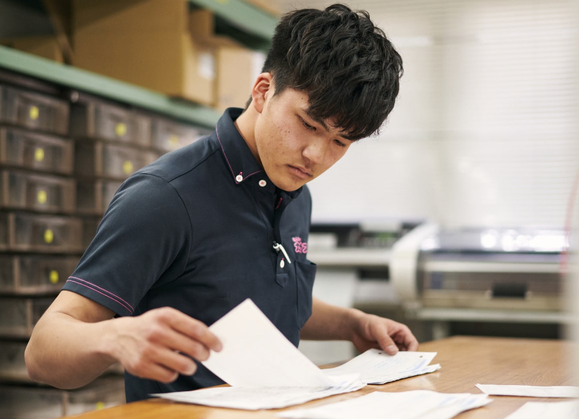 写真：伝票を確認する社員