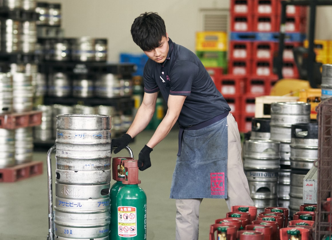 写真：品出しをする社員