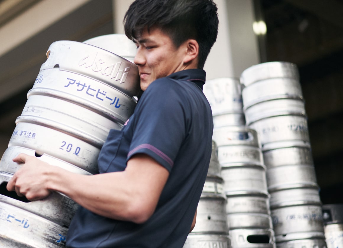 写真：荷物の積み込みをする社員