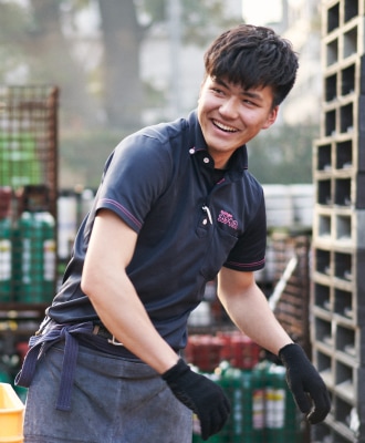 写真：笑顔の男性社員