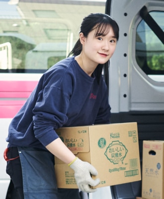 写真：笑顔の女性社員