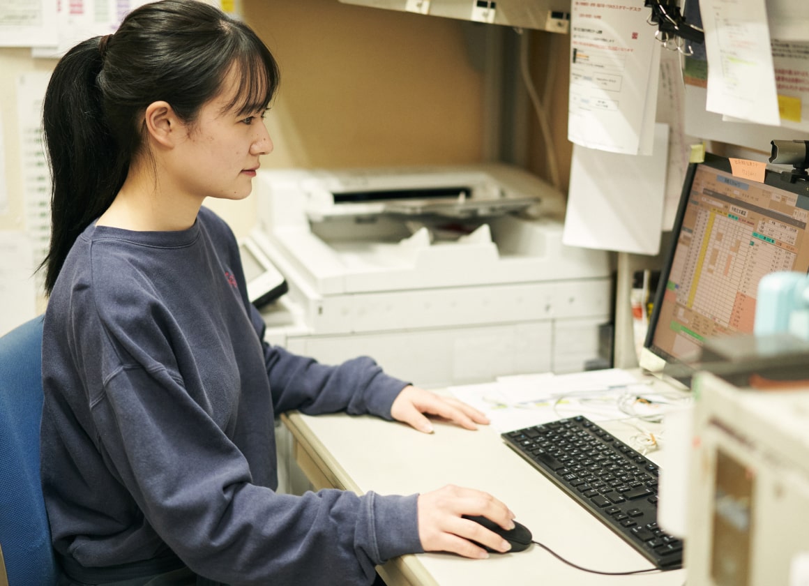 写真：パソコンで作業する社員
