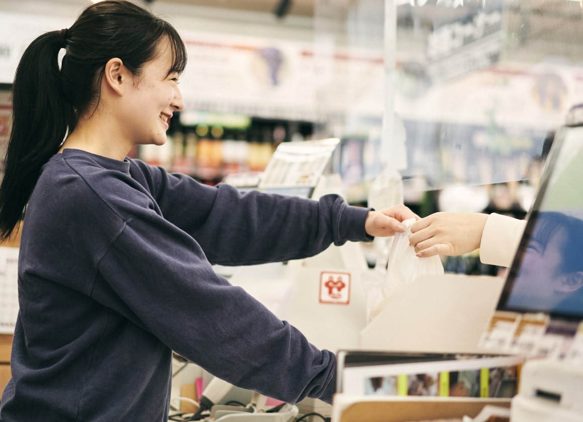 写真：レジ業務をする社員