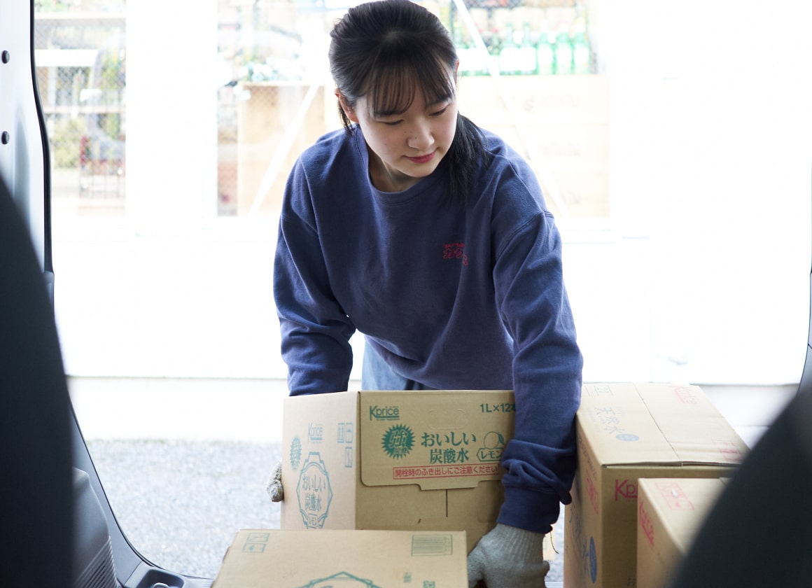 写真：車から荷物をおろす社員